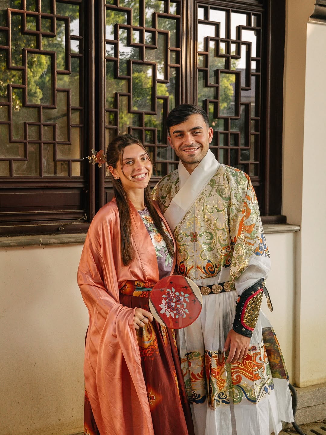 佩德里苏州行亮相汉服照,女友同框打卡丝绸博物馆 佩德里苏州行亮相汉服照,女友同框打卡丝绸博物馆