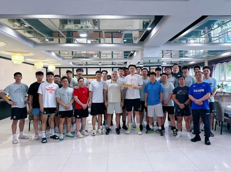 罗杰生日 球队训练课后全队送祝福 罗杰生日 球队训练课后全队送祝福