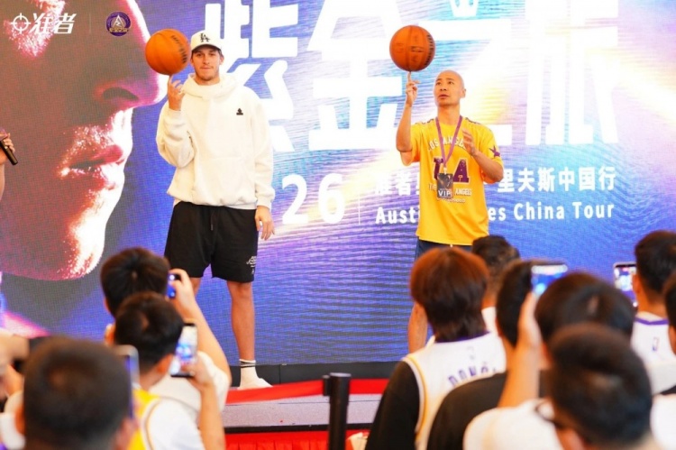 湖人球星里夫斯厦门站收官:有求必应,百分大战场边观战 湖人球星里夫斯厦门站收官:有求必应,百分大战场边观战