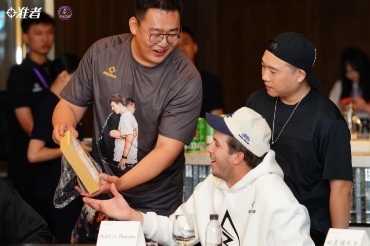 湖人球星里夫斯厦门站收官:有求必应,百分大战场边观战 湖人球星里夫斯厦门站收官:有求必应,百分大战场边观战