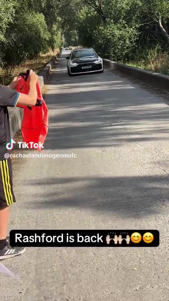 拉什福德结束假期抵达卡灵顿 现场为球迷签名