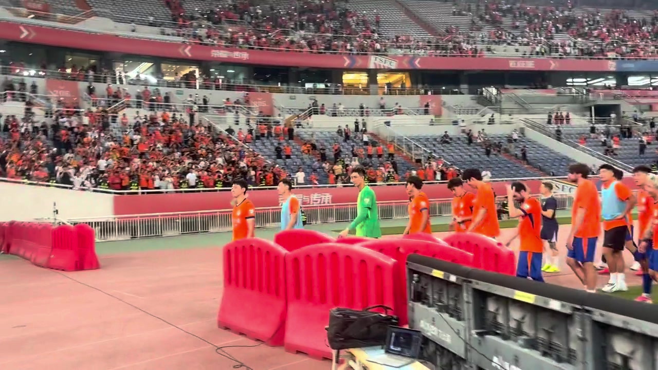 泰山2-1逆转津门虎取两连胜 克雷桑绝杀谢场互动