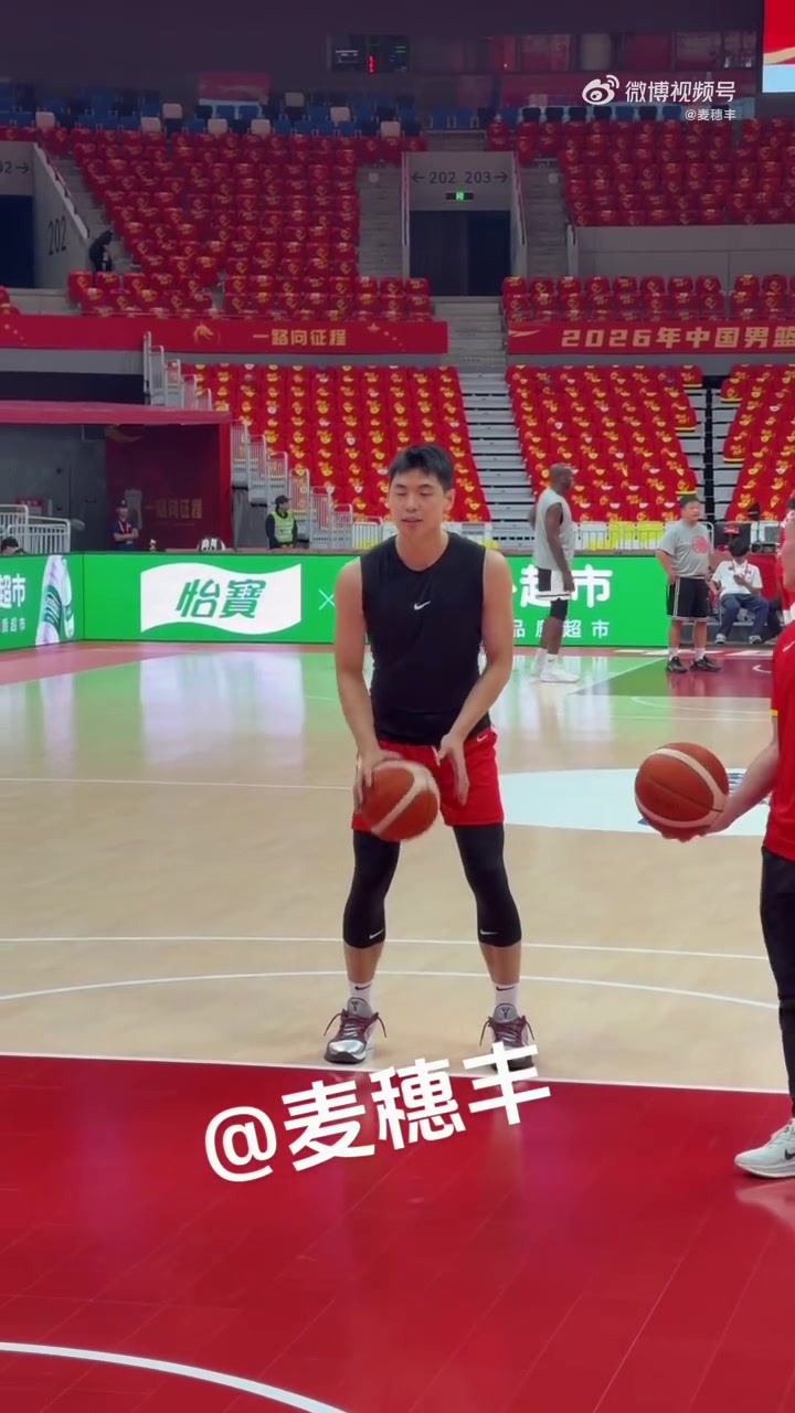 崔永熙偰李永炜赛前投篮加练 中国男篮今晚19:30战乌拉圭