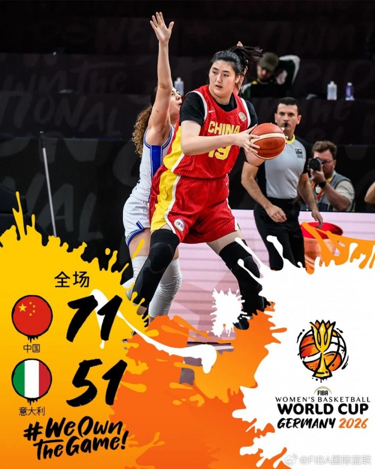 当国歌响起，4位中国女孩也站上了世界杯的舞台