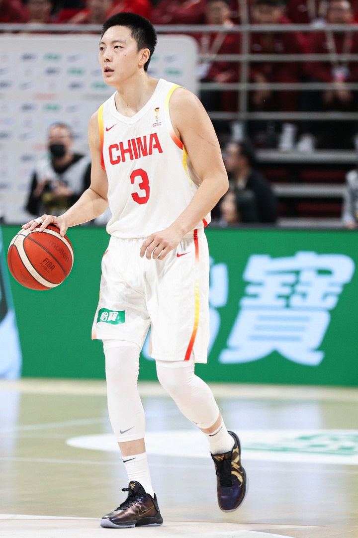 胡明轩：球队今天发挥不错 小组赛最后一场还是要保持我们的特点