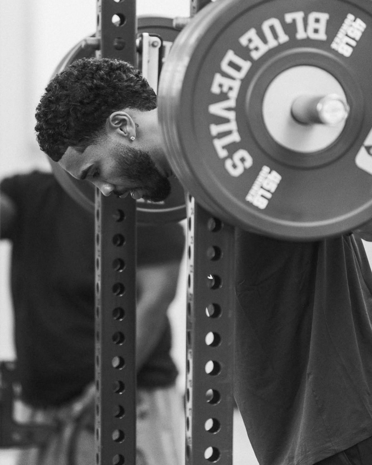 校友局！杜克官方晒欧文、塔图姆、弗拉格、班凯罗等球员训练照
