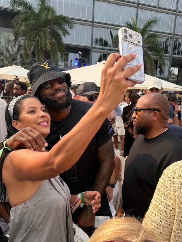 关爱下一代!詹姆斯转发自己和威尔·史密斯在安哥拉与儿童的合影 关爱下一代!詹姆斯转发自己和威尔·史密斯在安哥拉与儿童的合影