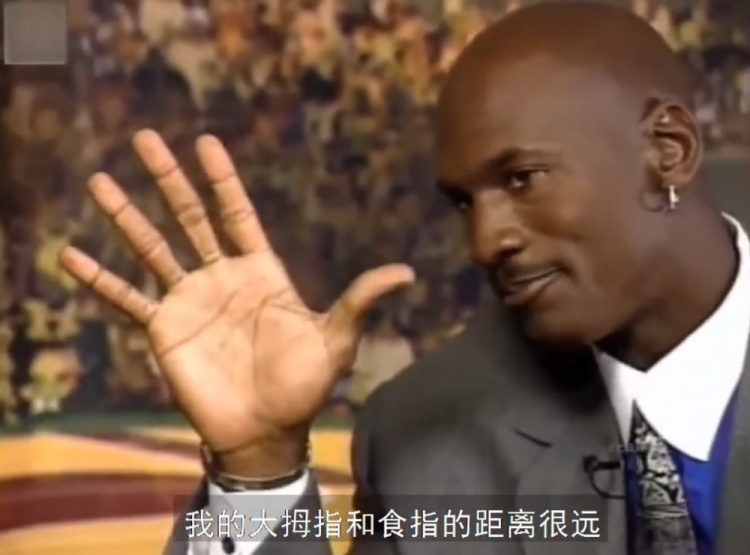 夸梅·布朗：科比羡慕乔丹轻松单手抓球的大手 总抓哑铃锻炼手部