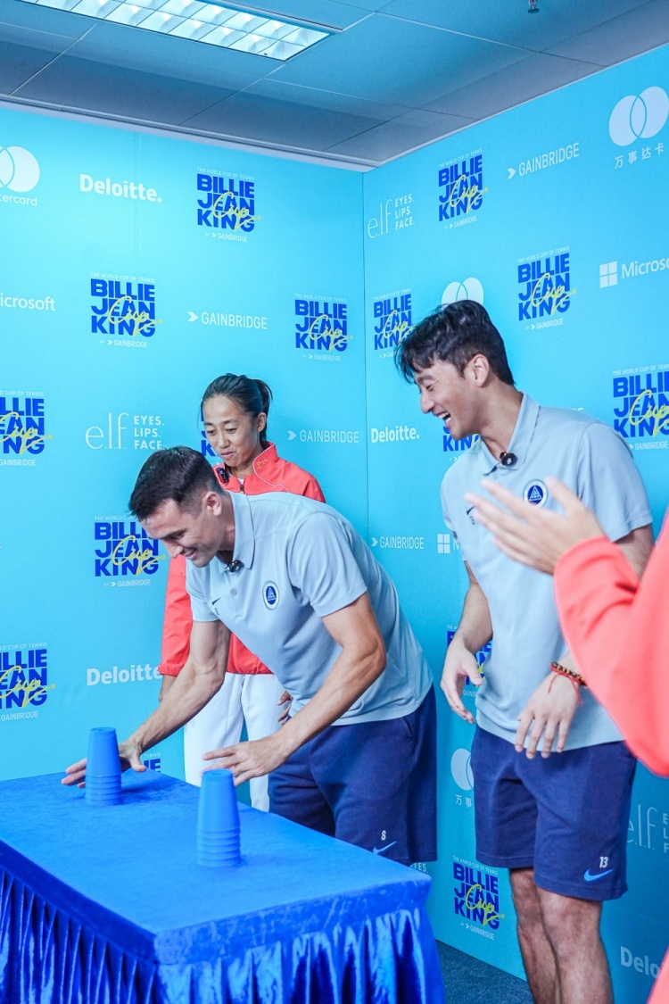 彭鹏、周定洋现身比利简金杯总决赛⚽️🎾探班中国女网队员