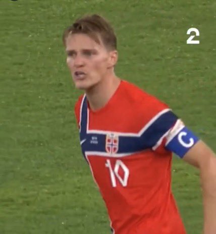 出球后被B席发力踢倒！厄德高补时气得拍地+怒骂F**k you